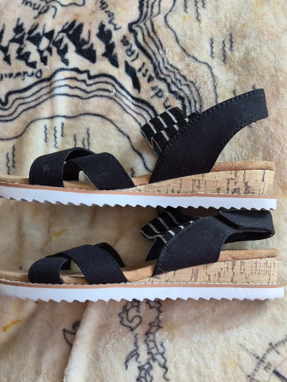 Bobs From Skechers Size 6 Sandals Strappy Details Memory Foam